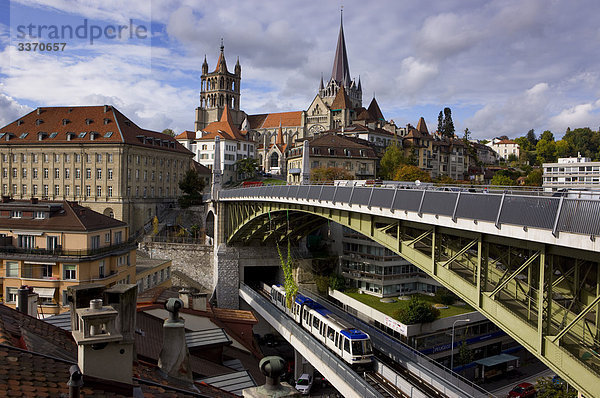 Dach Wolke Himmel Stadt Großstadt Fernverkehrsstraße Brücke Kathedrale Zug Metro Lausanne schweizerisch Schweiz Straßenverkehr Kanton Waadt