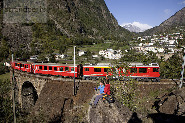sitzend gehen Fernverkehrsstraße Ende Paar Paare Zug wandern Herbst Kanton Graubünden Pause Italien einstellen schweizerisch Schweiz
