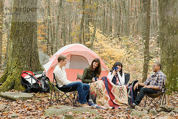 Freunde auf dem Campingplatz