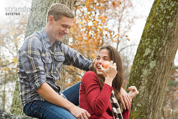 Glückliches junges Paar im Wald