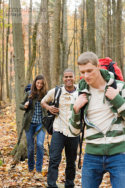 Jugendliche wandern durch den Wald