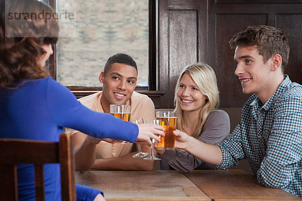 Freunde toasten in der Bar