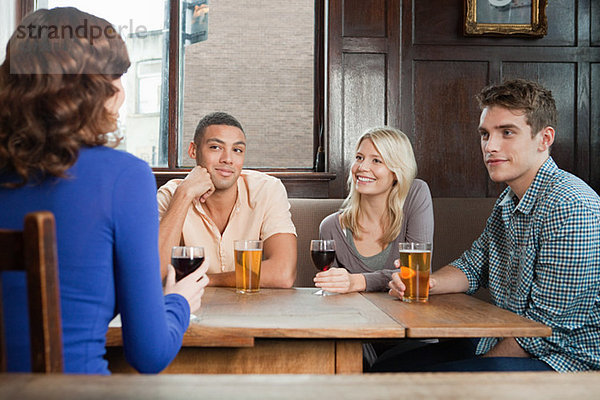 Freunde in der Bar