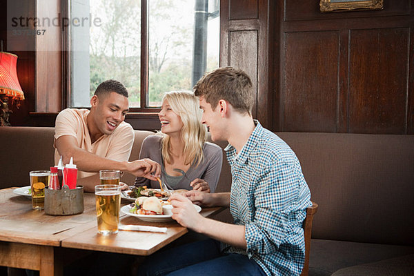 Freunde in der Bar