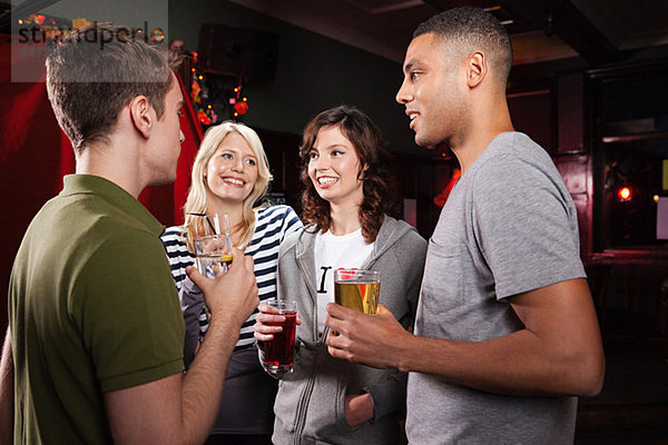 Freunde in der Bar