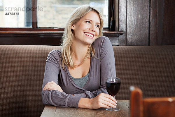 Junge Frau in der Bar