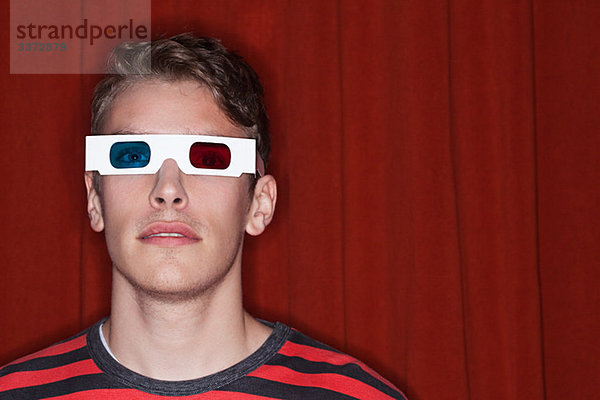 Junger Mann mit 3D-Brille