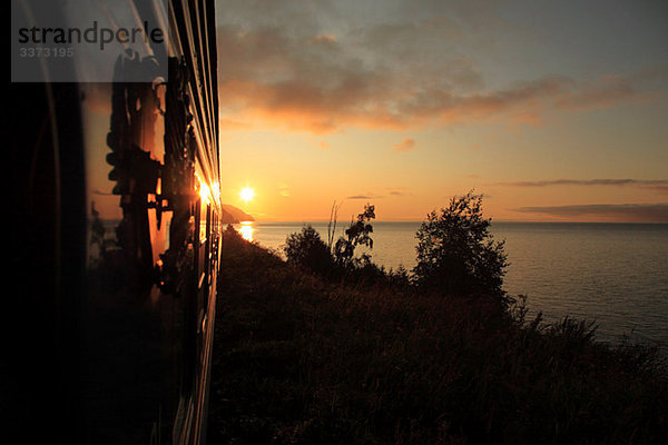Transsibirischer Express bei Sonnenaufgang