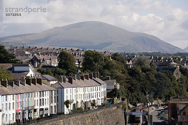 Caernarfon mit Snowdonia im Hintergrund  Wales