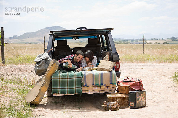 Paar entspannt sich im hinteren Teil des Geländewagens