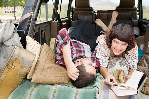Paar entspannt sich im hinteren Teil des Geländewagens