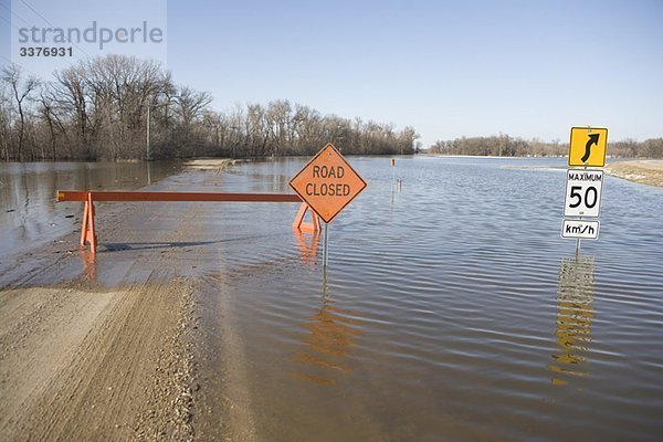 Strasse ist aufgrund der Red-River gesperrt Überschwemmungen in ländlichen Manitoba