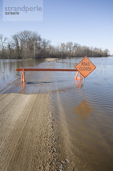 Strasse ist aufgrund der Red-River gesperrt Überschwemmungen in ländlichen Manitoba