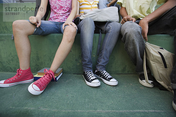 Teenager sitzen zusammen auf Stufen  niedriger Abschnitt
