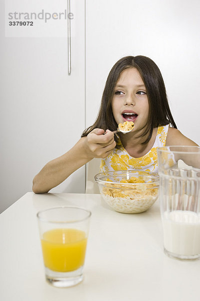 Mädchen essen Müsli zum Frühstück