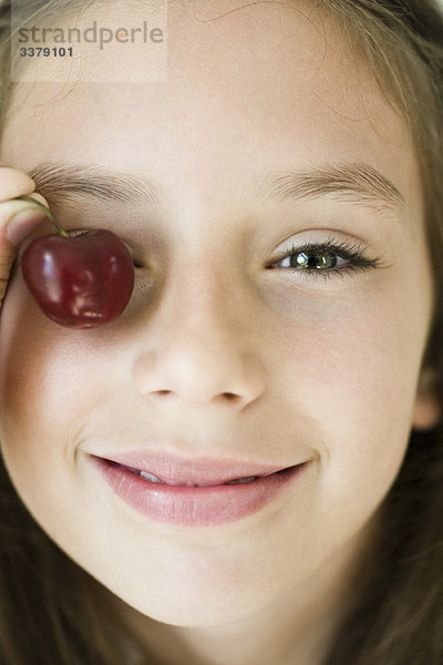 Mädchen-Auge mit Kirsche  Nahaufnahme