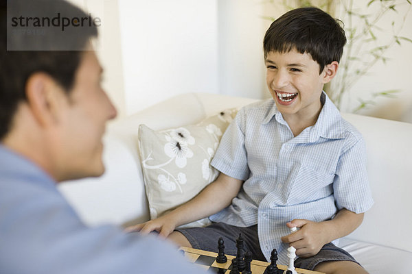 Vater und Sohn beim Schachspielen