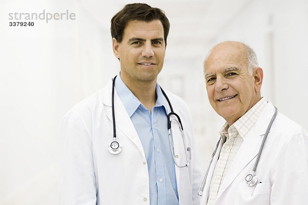 Ärzte zusammen im Krankenhausflur  Porträt