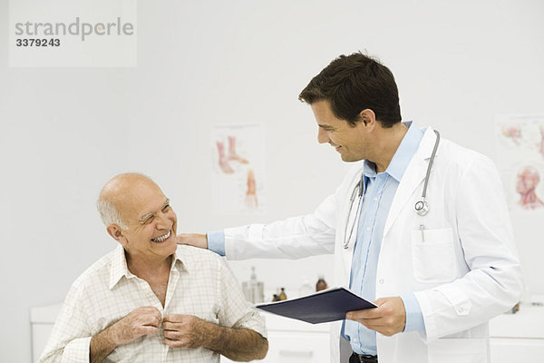 Arzt mit älterem Patienten
