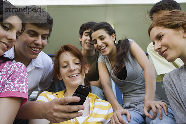 Teenager schauen auf das Fotophon eines Freundes