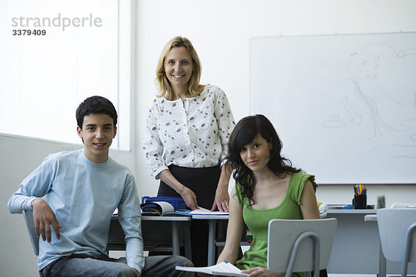 Lehrer und Gymnasiasten zusammen im Klassenzimmer  Portrait
