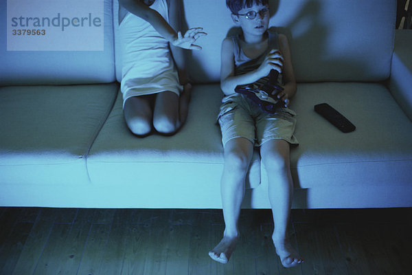 Junge spielt Videospiel  Schwester greift nach Joystick