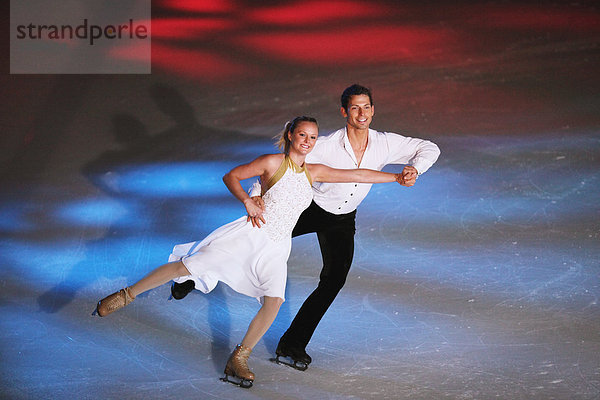 Eiskunstläufer Skating zusammen