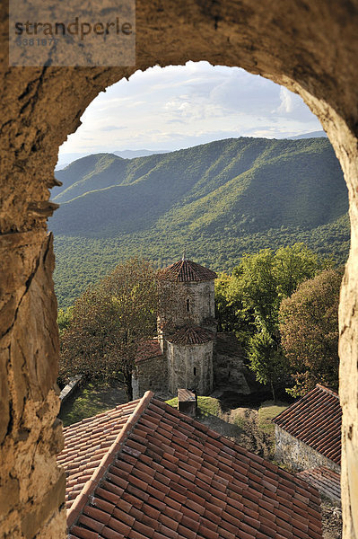 Blick durch ein Fenster auf das Alasani Tal  Telawi  Georgien  Erhöhte Ansicht