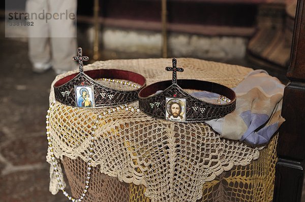 Zwei Kronen einer orthodoxen Hochzeit im Kloster Gremi  Georgien