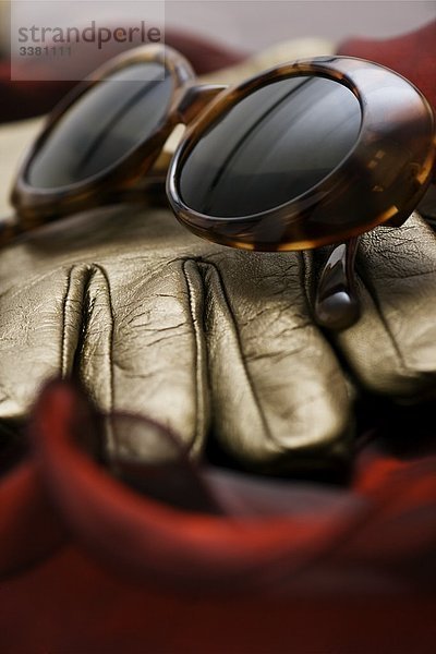 Lederhandschuh und Sonnenbrille  Close-up