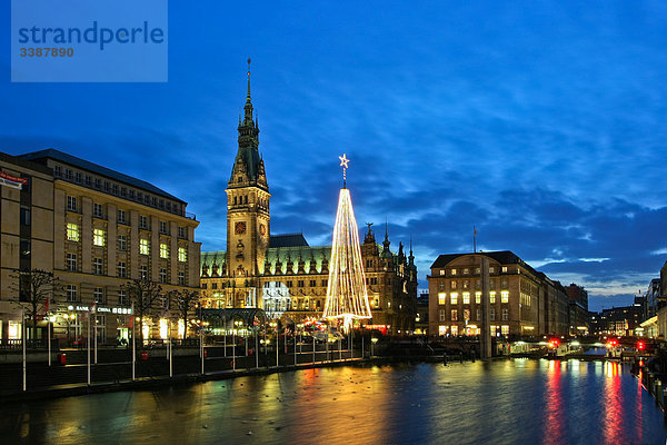 Blick auf das Hamburger Rathaus und den Weihnachtsmarkt  Hamburg  Deutschland