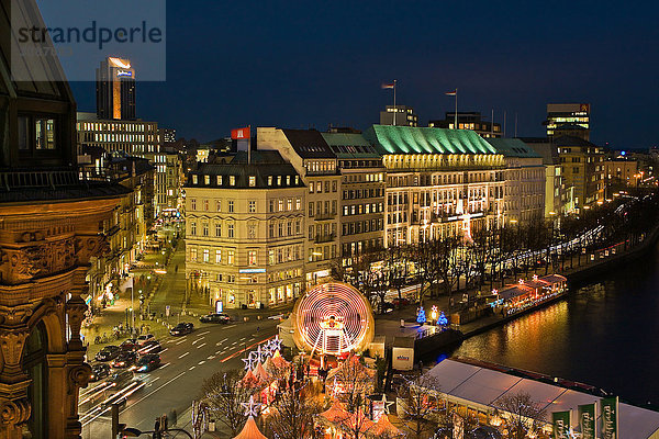 Blick auf die Innenstadt mit Weihnachtsmarkt bei Nacht  Hamburg  Deutschland  Erhöhte Ansicht