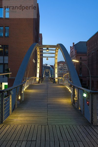 Beleuchtete Fußgängerbrücke in der Speicherstadt  Hamburg  Deutschland