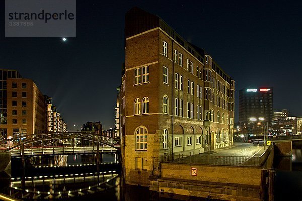 Beleuchtete Speicherstadt bei Nacht  Hamburg  Deutschland