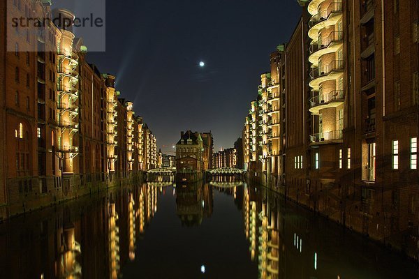 Beleuchtete Gebäude in der Speicherstadt  Hamburg  Deutschland