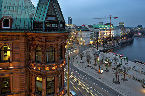 Blick auf den Jungfernstieg in Hamburg  Deutschland  Erhöhte Ansicht