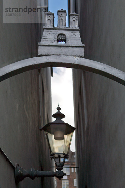 Lampe und Wappen zwischen zwei Hauswänden in einer Gasse  Hamburg  Deutschland  Flachwinkelansicht