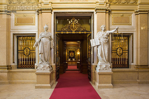 Statuen vor dem Eingang zur Ratsstube im Hamburger Rathaus  Hamburg  Deutschland