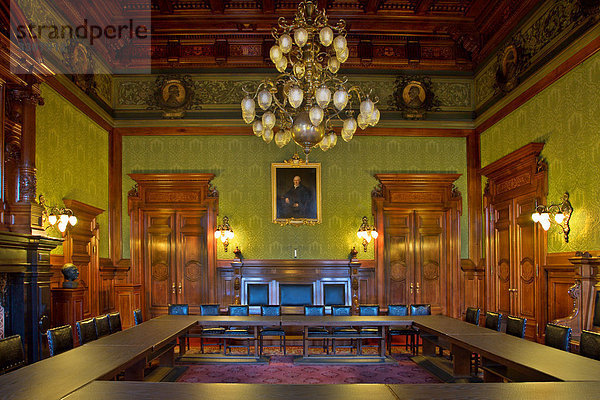 Konferenztisch im Bürgersaal des Hamburger Rathauses  Deutschland