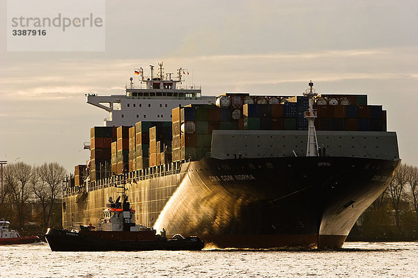 Schlepper zieht Containerschiff  Hamburger Hafen  Deutschland