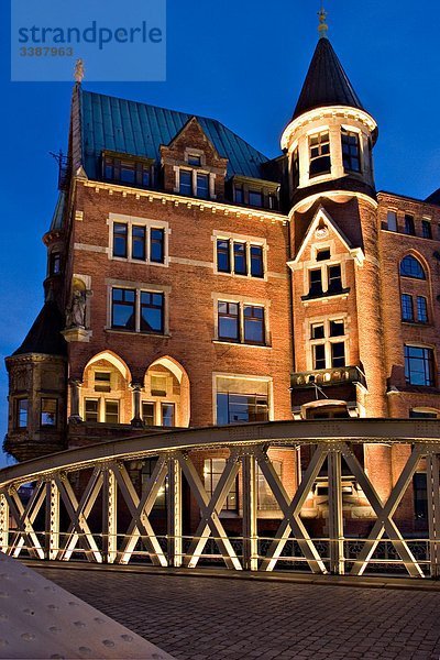 Beleuchtetes Gebäude und Brücke in der Speicherstadt  Hamburg  Deutschland