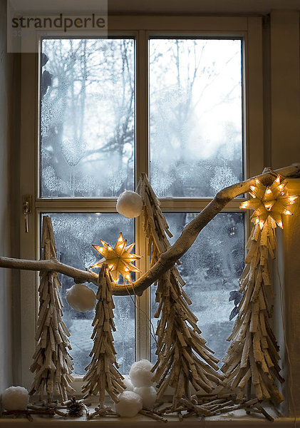 Weihnachtsdekoration an einem Fenster