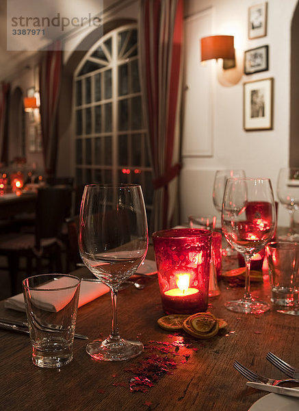 Gedeckter Esstisch in einem Restaurant