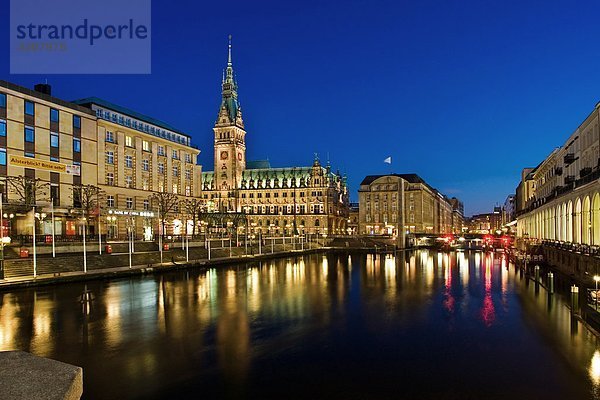 Blick auf das Rathaus und die Kleine Alster  Hamburg  Deutschland