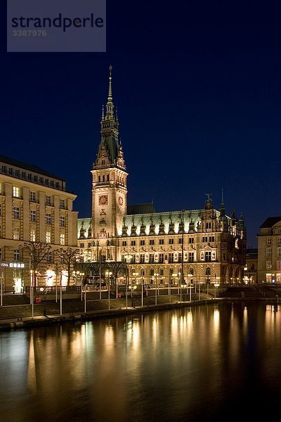 Blick auf das Rathaus und die Kleine Alster  Hamburg  Deutschland