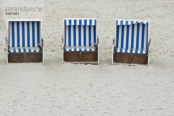 Drei Strandkörbe auf einem Sandstrand  Sylt  Deutschland  Erhöhte Ansicht
