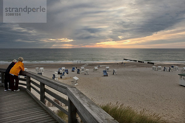 Zwei Frauen auf einem Holzsteg am Strand von Kampen  Sylt  Deutschland