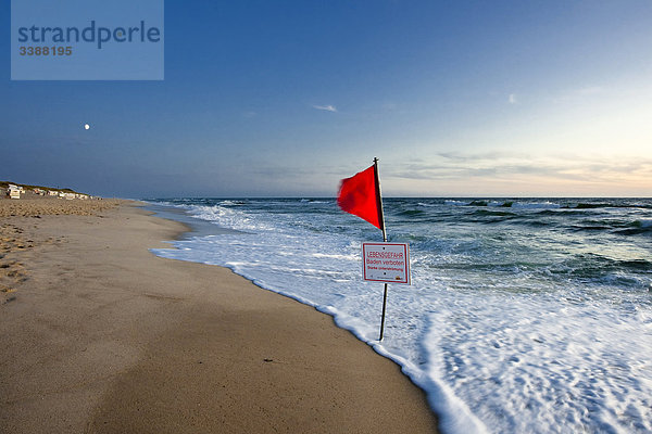 Rote Fahne und Warnschild an der Nordseeküste  Rantum  Sylt  Deutschland