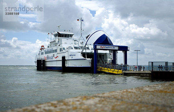 Fähre und Passagiere auf der Gangway im Hafen von List  Sylt  Deutschland