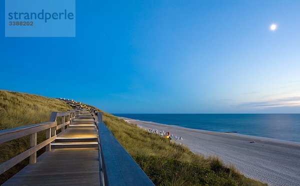 Beleuchteter Holzsteg auf Dünen am Nordseestrand  Wenningstedt-Braderup  Sylt  Deutschland